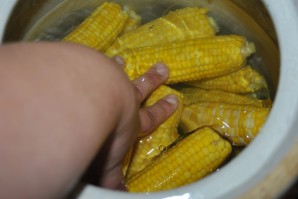 Консервированная кукуруза в початках на зиму - фото шаг 5