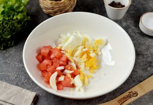Салат с морепродуктами и красной икрой - фото шаг 4