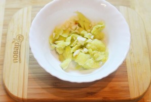 Салат из авокадо в лодочке - фото шаг 3