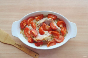 Морской окунь в духовке с помидорами - фото шаг 9