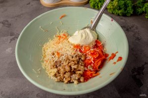 Слоеный салат с курицей, свеклой, морковью и сыром - фото шаг 5