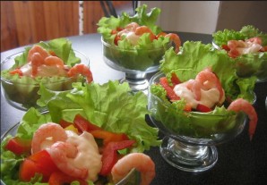 Салат в креманках с креветками - фото шаг 4