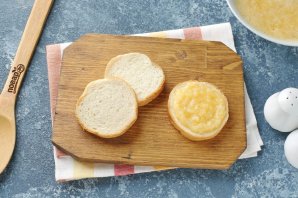 Хлеб с луком на сковороде - фото шаг 4