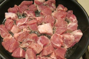 Свинина кусочками на сковороде - фото шаг 4