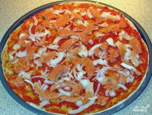 Пицца с красной рыбой - фото шаг 5