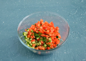 Салат с перцем и зеленым горошком - фото шаг 3