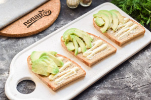 Бутерброды с авокадо и селедкой - фото шаг 3