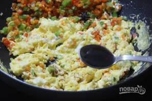 Рис с жареными овощами и яйцом - фото шаг 5