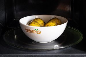 Картофель в мундире в микроволновке - фото шаг 6