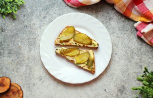 Горячие бутерброды со шпротами - фото шаг 6