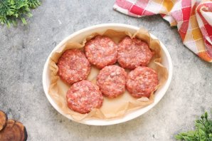 Котлеты из говядины в духовке - фото шаг 8