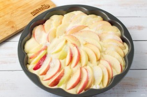Пирог с яблоками "Шарлотка" - фото шаг 5