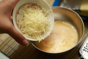 Яичница с сыром в духовке - фото шаг 4
