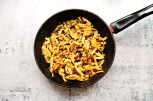 Жареная картошка с лисичками и луком на сковороде - фото шаг 5
