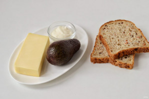 Бутерброды с сыром и авокадо - фото шаг 1