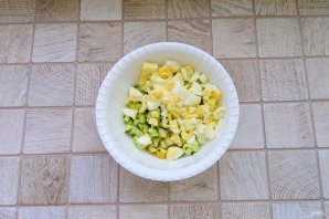 Салат "Прованс" с кукурузой и колбасным сыром - фото шаг 4