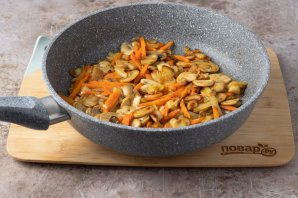Жареные грибы с луком и морковью на сковороде - фото шаг 6