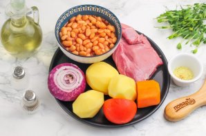 Мясо с консервированной фасолью - фото шаг 1