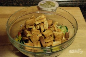 Салат из овощей с сухариками - фото шаг 9