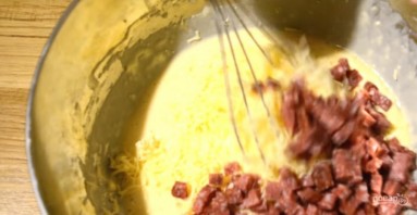 Закусочный кекс с сыром и колбасой - фото шаг 2