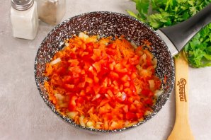 Подлива из лука, моркови, сладкого перца и томата - фото шаг 4