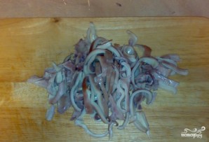 Кальмары с капустой тушеные - фото шаг 2
