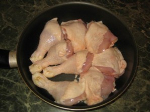 Курица под сметанным соусом - фото шаг 1