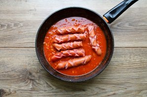Сосиски на сковороде тушеные в томатном соусе - фото шаг 6