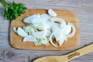 Салат из куриных сердечек с маринованным луком - фото шаг 2