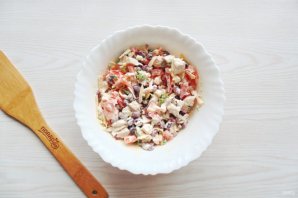 Салат с фасолью, курицей и помидорами - фото шаг 8