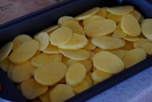 Форель под чесночным соусом, запеченная на картофельной "подушке" - фото шаг 5