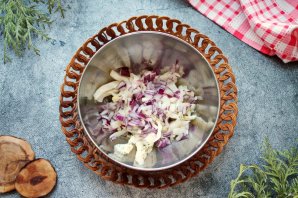 Салат с картофелем и консервированными кальмарами - фото шаг 2