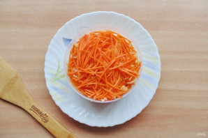 Салат с корейской морковью, курицей и ананасами - фото шаг 5
