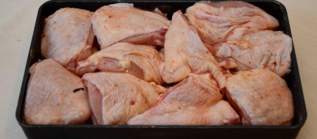 Курица с луком в духовке - фото шаг 2