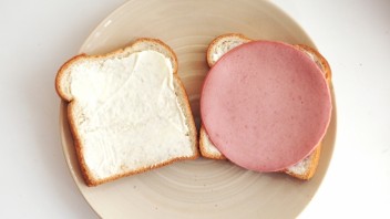 Бутерброды с колбасой и сыром - фото шаг 2