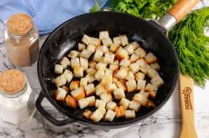 Салат с фасолью, сосисками, сыром и сухариками - фото шаг 5