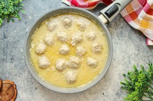 Фрикадельки в молочном соусе