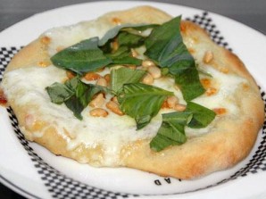 Пицца с сыром Моцарелла и кедровыми орешками - фото шаг 4