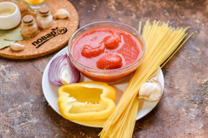 Спагетти с томатами в собственном соку - фото шаг 1