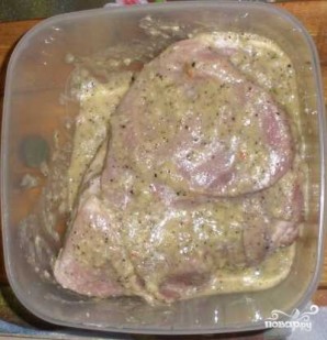 Мясо с чесноком в духовке - фото шаг 3