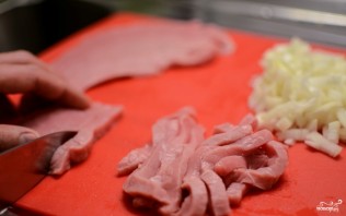 Мясо тушеное с лисичками - фото шаг 1