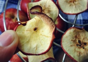Яблочные чипсы в микроволновке - фото шаг 4