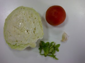 Салат из капусты, помидоров и чеснока - фото шаг 1