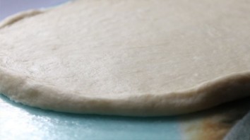 Тесто на кефире для пиццы - фото шаг 4