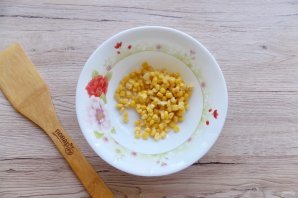 Салат "Желтый одуванчик" с кукурузой - фото шаг 2