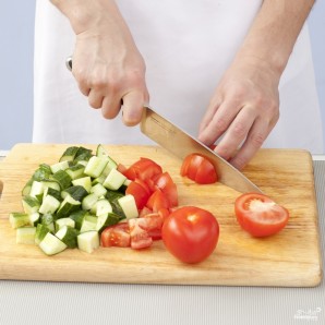 Летний салат по-гречески - фото шаг 2