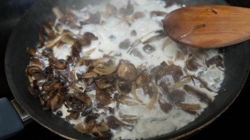 Запеканка из пельменей с сыром и грибами - фото шаг 4