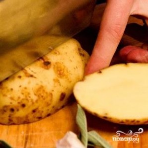 Картофель, запеченный с розмарином и пармезаном - фото шаг 2