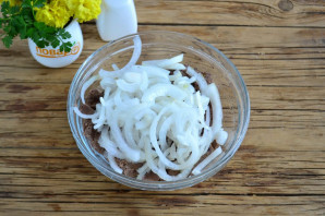 Салат из печени с маринованным луком - фото шаг 5