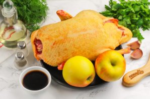 Утка в рукаве с яблоками - фото шаг 1